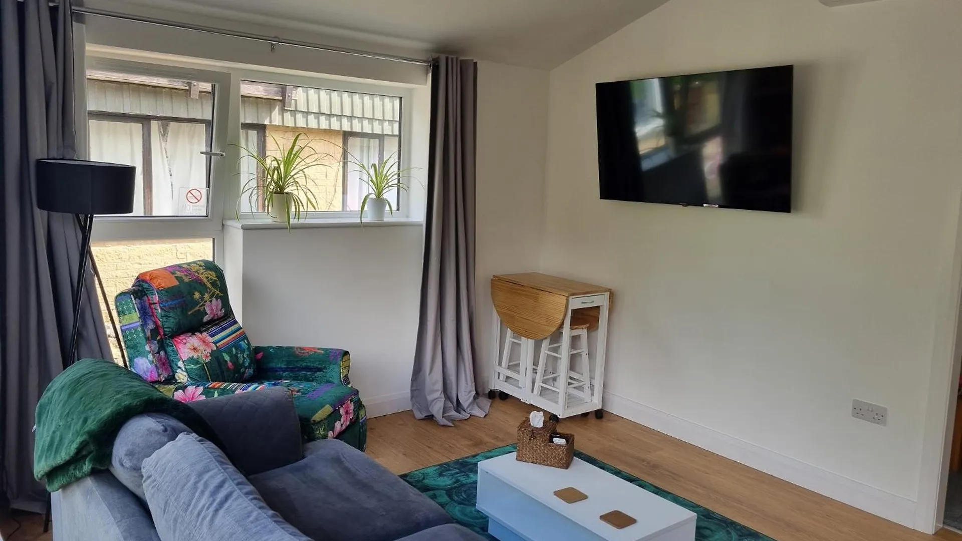 Private And Peaceful Space With Free Parking Baildon 公寓